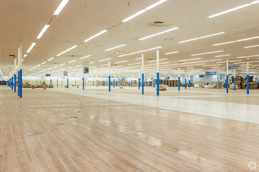 More Photos Of 1229 NW Evangeline Trwy, Lafayette Distribution For Sale