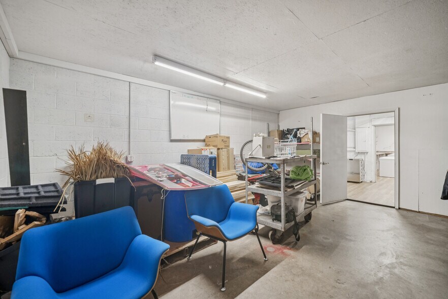 More Photos Of 119 N Broadway, Coweta General Retail For Sale