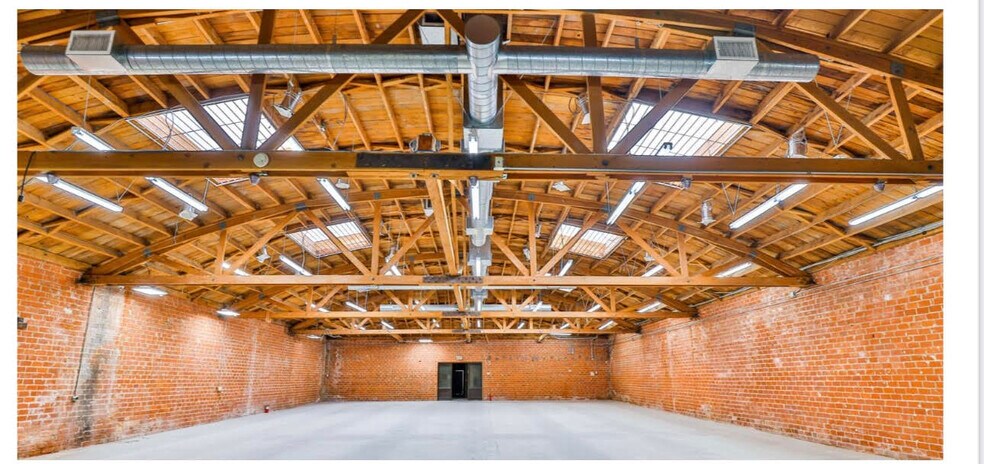 More Photos Of 6235 Santa Monica Blvd, Los Angeles Showroom For Lease