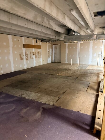 More Photos Of 106 Free Hill Rd, Hendersonville Warehouse For Lease