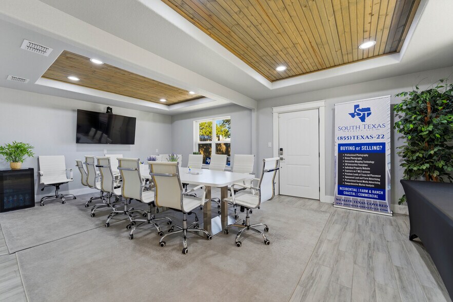 More Photos Of 5683 US Highway 181 N, Floresville Office For Sale