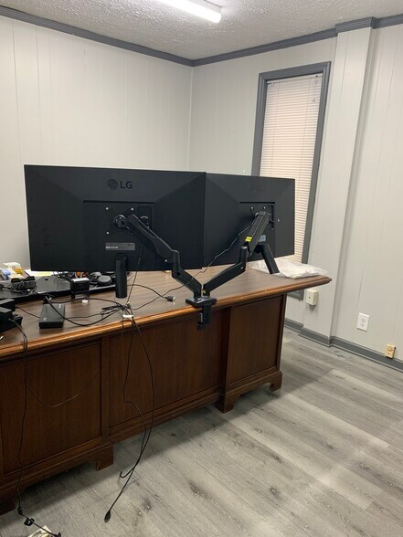 More Photos Of 215 James St, Gallatin Light Distribution For Lease