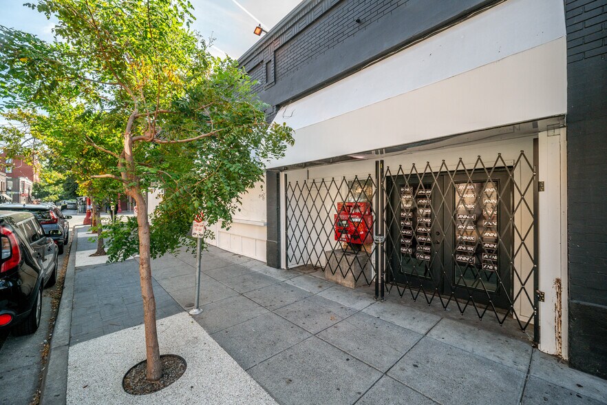 More Photos Of 35 NW 3rd Ave, Portland Bar For Sale
