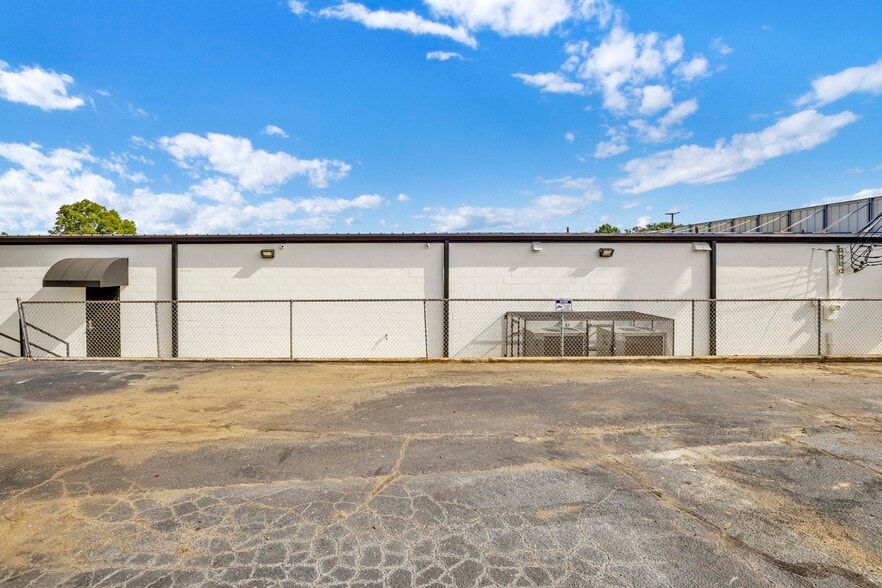 More Photos Of 589 Bessemer Super Hwy, Midfield General Retail For Sale