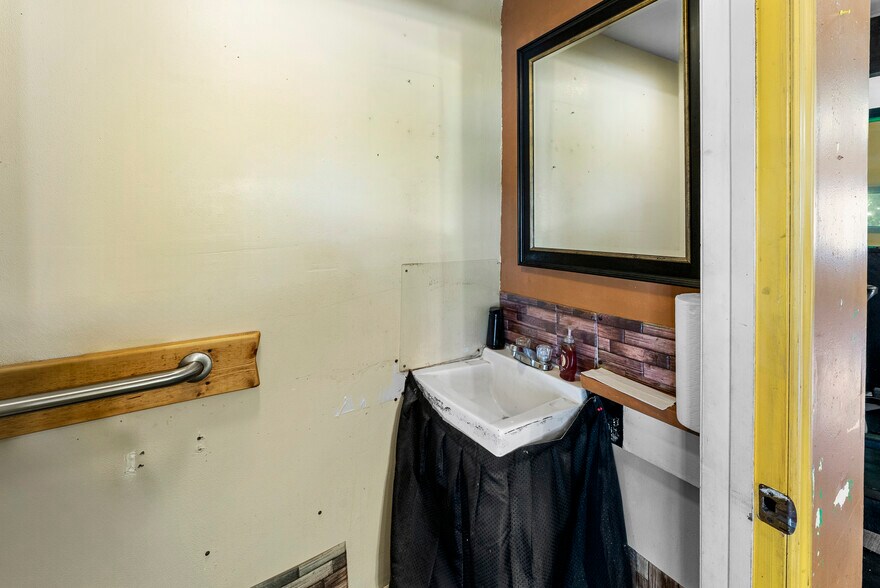 More Photos Of 4118 Augusta Rd, Savannah Freestanding For Sale