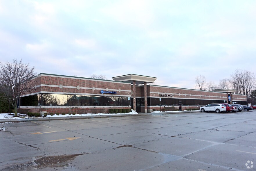 More Photos Of 50154-50202 Schoenherr Rd, Shelby Township Medical For Lease