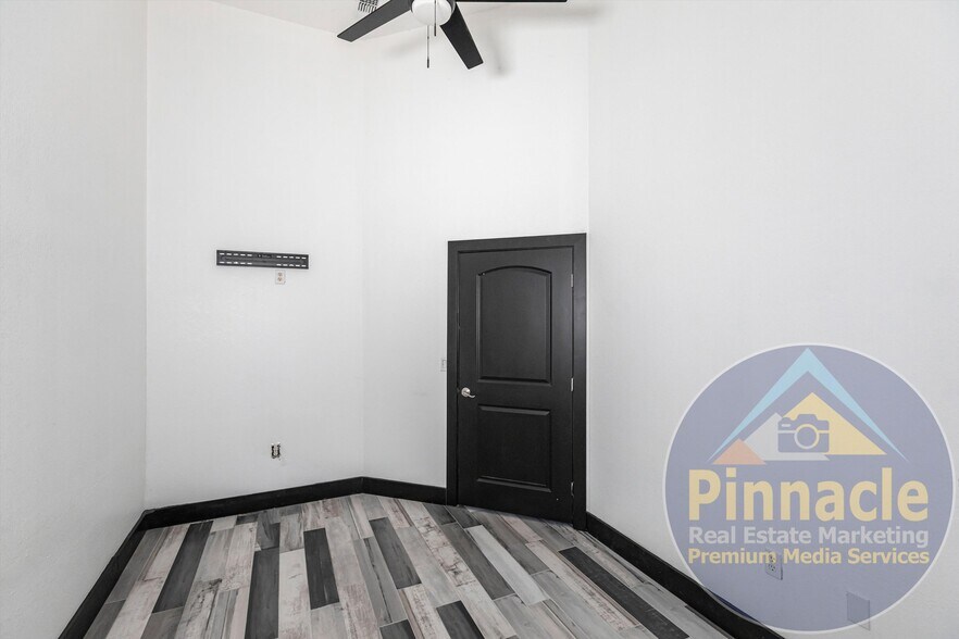 More Photos Of 24690 Sandhill Blvd, Punta Gorda Warehouse For Lease