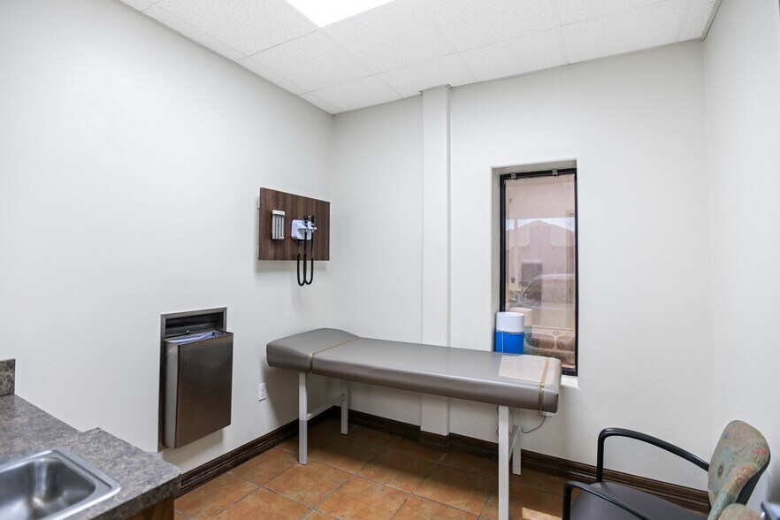 More Photos Of 802 E Expressway 83, La Joya General Retail For Sale