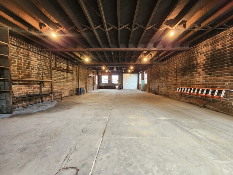 More Photos Of 708-712 S Jefferson Ave, Mason City Warehouse For Sale