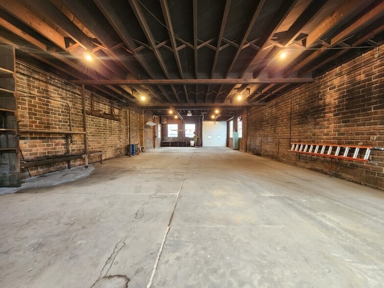 More Photos Of 708-712 S Jefferson Ave, Mason City Flex For Sale