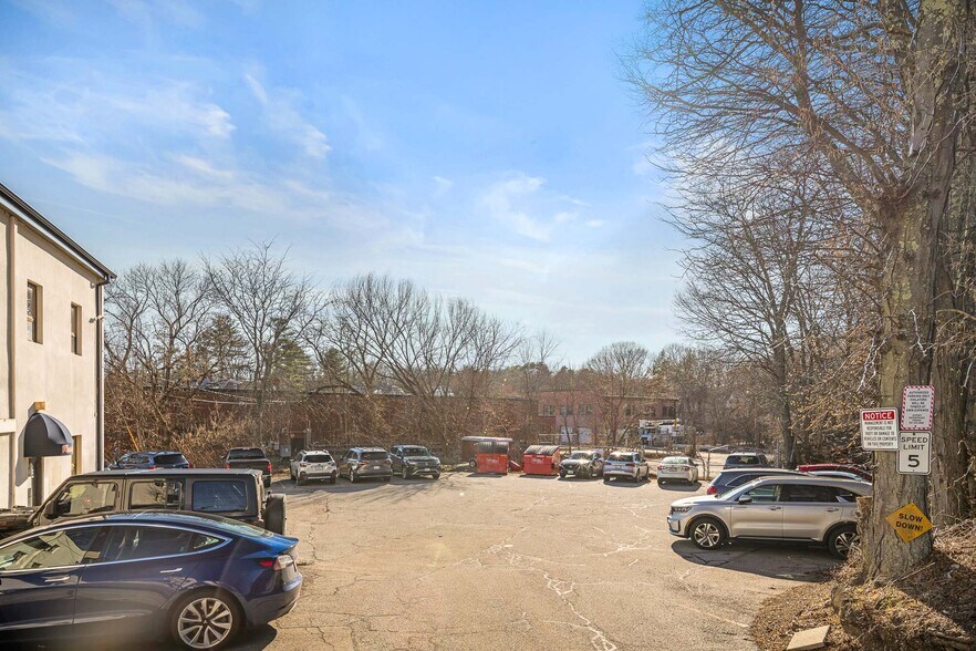 More Photos Of 742-750 Main St, Winchester Office For Lease