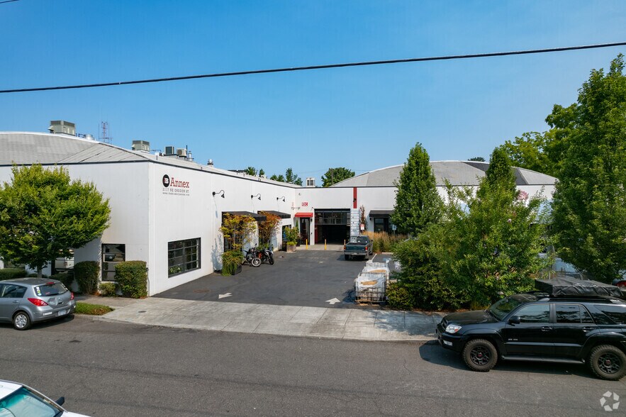 More Photos Of 2117 NE Oregon St, Portland Showroom For Lease