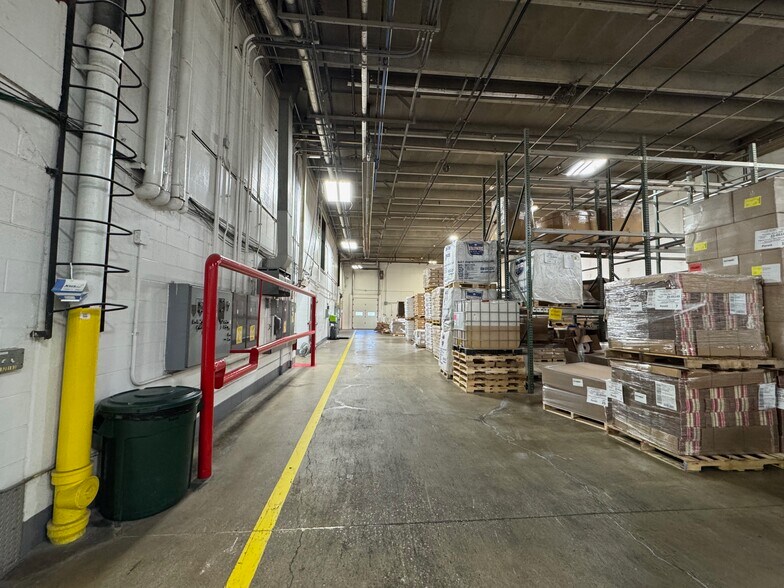 More Photos Of 3940 Porett Dr, Gurnee Manufacturing For Sale