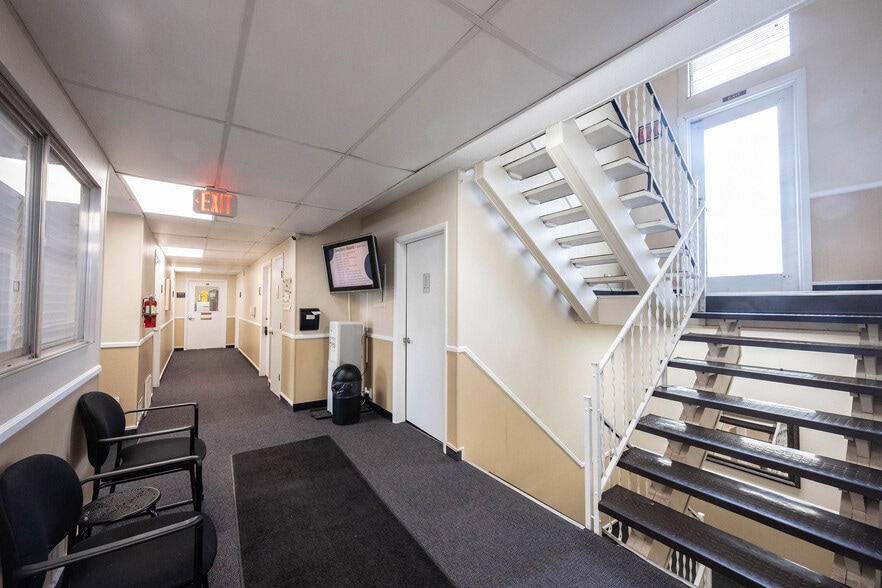 More Photos Of 5555 N Tacoma Ave, Indianapolis Office For Lease