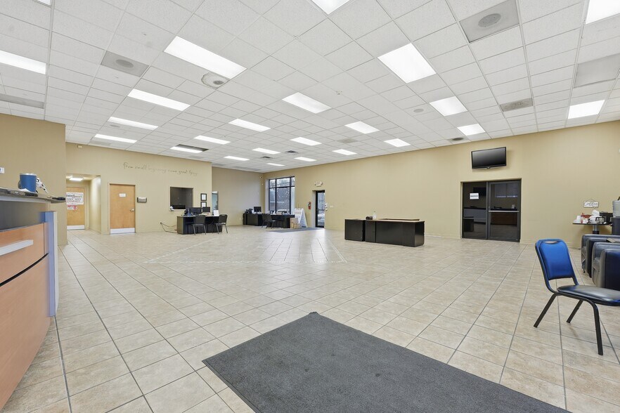 More Photos Of 3925 N Oak, Kansas City Auto Dealership For Sale