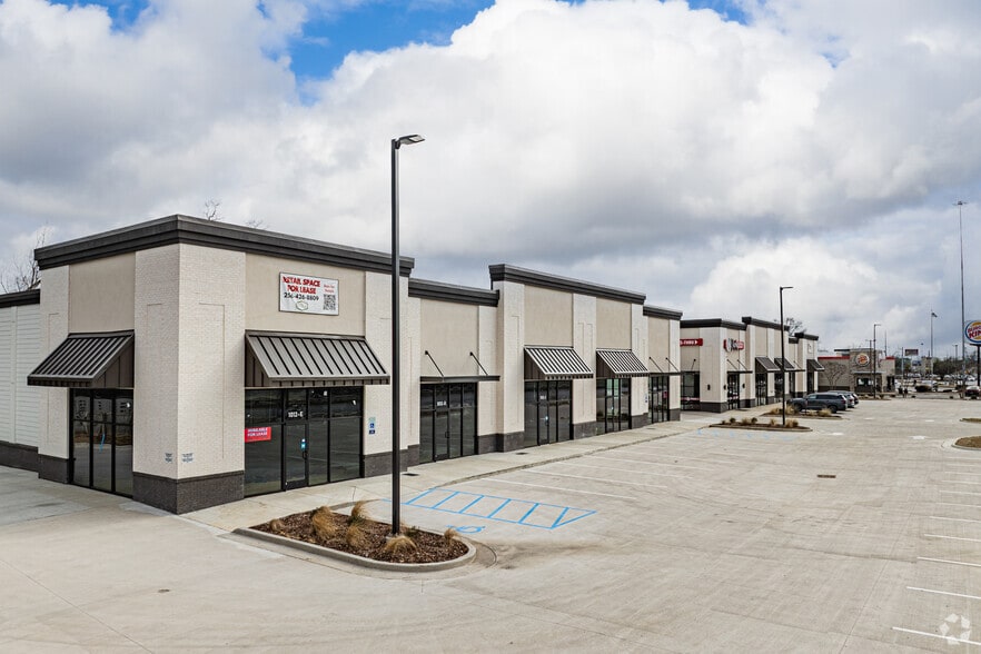 More Photos Of 1010 Memorial Pky N, Huntsville Storefront For Lease
