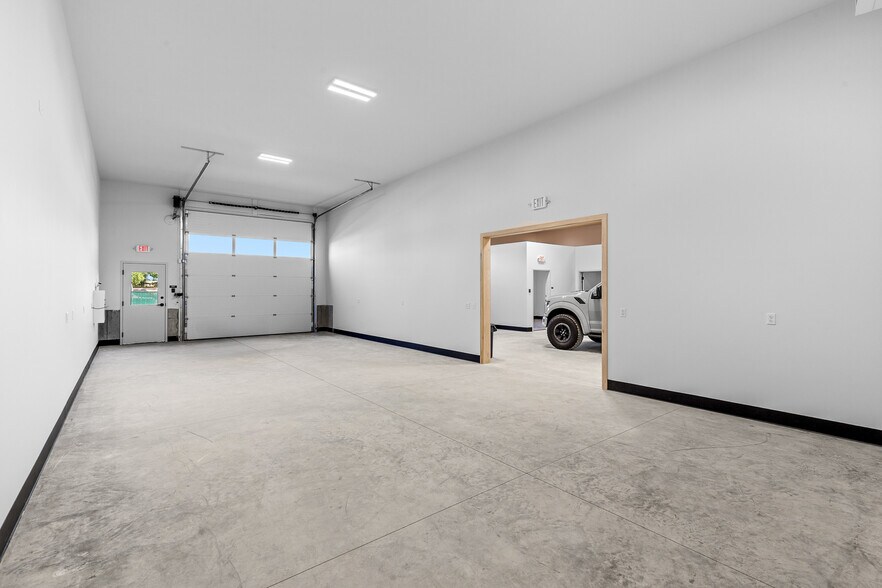 More Photos Of 9409 Aerial cir, Hayden Flex For Lease