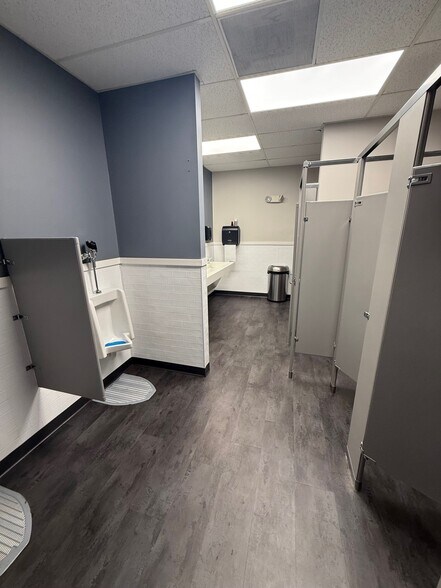 More Photos Of 800-820 Freeway Dr N, Columbus Office For Lease