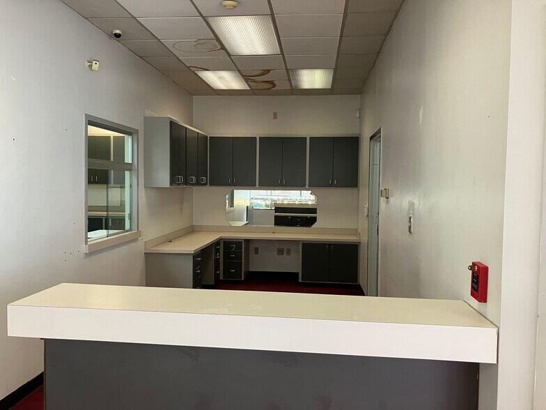 More Photos Of 10031 E 71st St, Tulsa Unknown For Lease