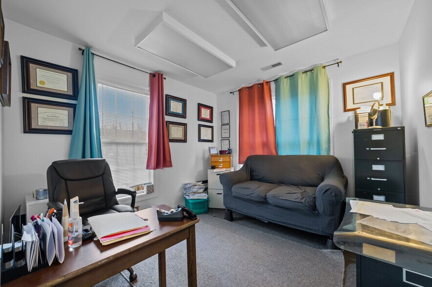 More Photos Of 125 Oakmont Dr, Greenville Office For Sale