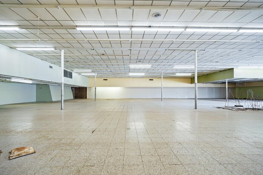 More Photos Of 500-511 E Broadway St, Sweetwater Storefront For Sale