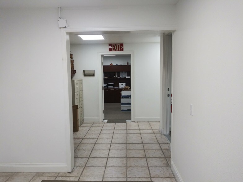 More Photos Of 5017 N Coolidge Dr, Tampa Warehouse For Sale