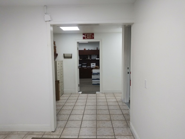 More Photos Of 5017 N Coolidge Dr, Tampa Warehouse For Sale