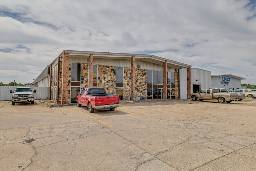More Photos Of 208 Franklin Dr, West Monroe Distribution For Sale