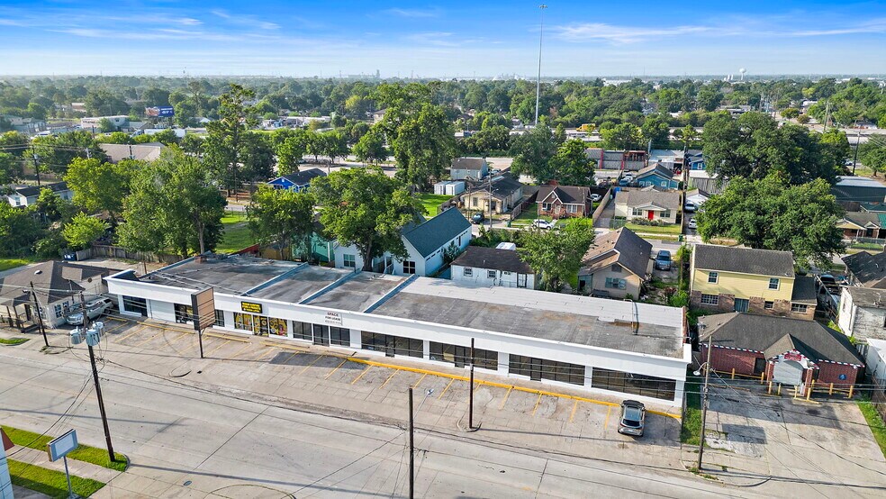 More Photos Of 6930 Lyons Ave, Houston Storefront Retail Office For Sale