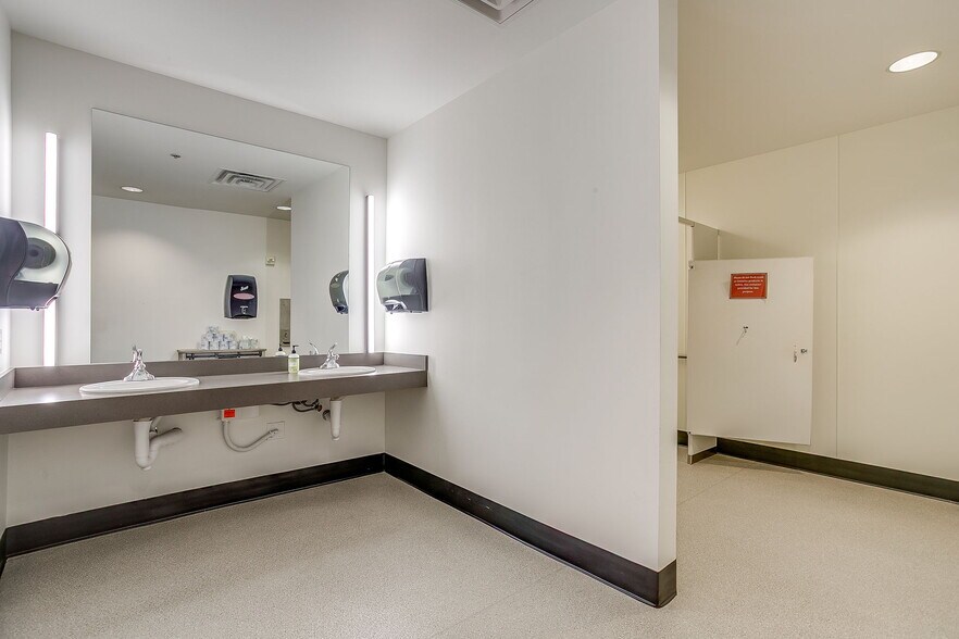 More Photos Of 3262 Chapel Creek Blvd, Fort Worth Office For Lease