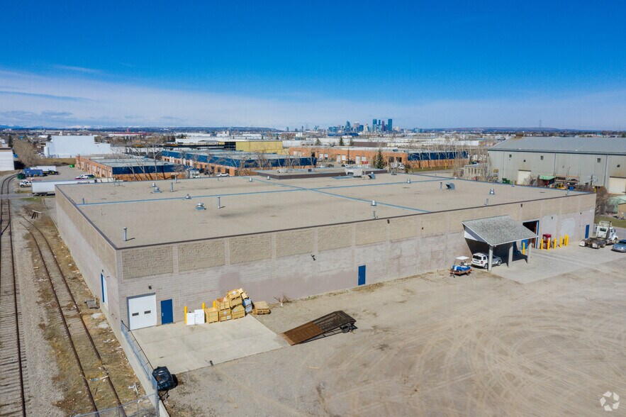 More Photos Of 5920 40th St SE, Calgary Light Distribution For Sale