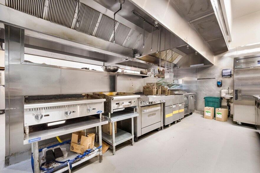 More Photos Of 229 Broadway St, Chico Bar For Lease