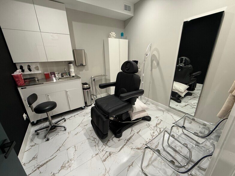 More Photos Of 1641-1643 W North Ave, Chicago Storefront Retail Office For Lease