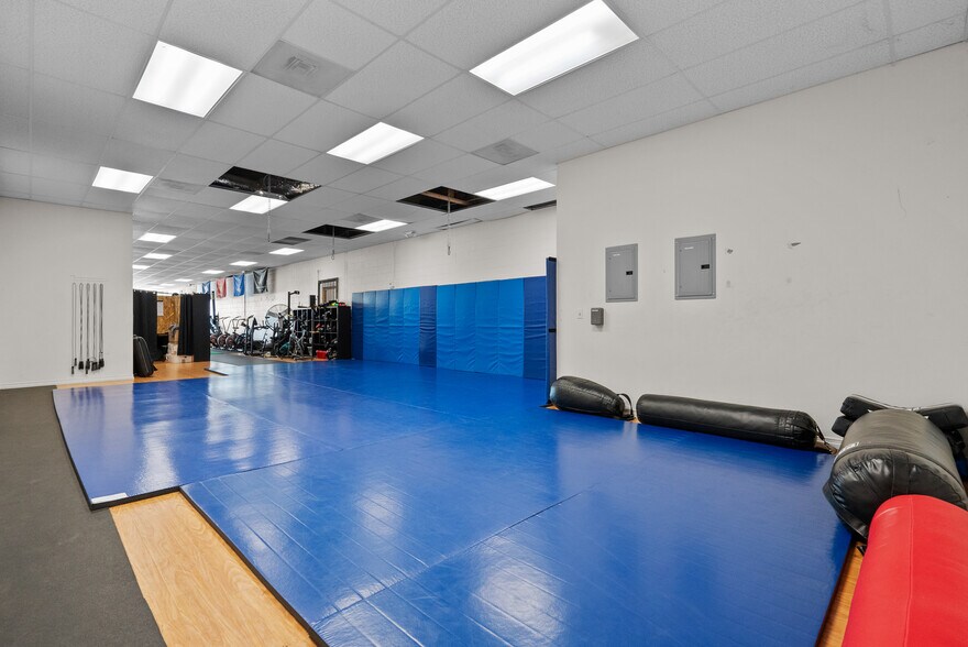 More Photos Of 20941-20947 Roscoe Blvd, Canoga Park General Retail For Lease