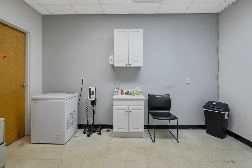 More Photos Of 303-305 Tilghman Dr, Dunn Medical For Sale