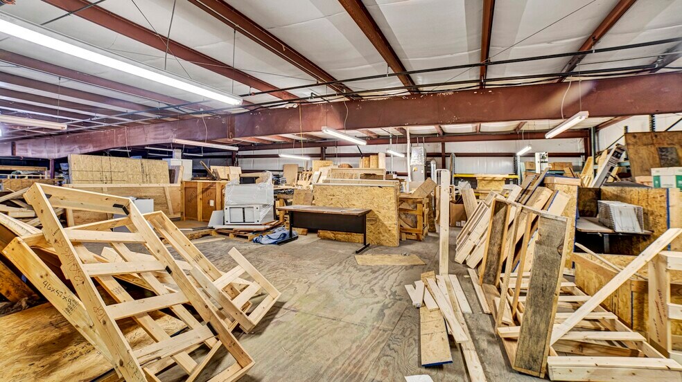 More Photos Of 961 N Main St, Mansfield Warehouse For Lease