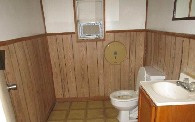 More Photos Of 202 S John St, New Brockton Warehouse For Sale