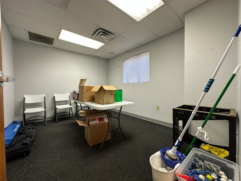 More Photos Of 6200 S 2nd St, Springfield Warehouse For Lease