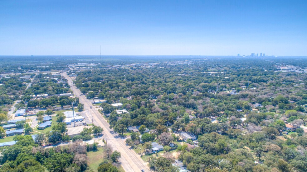 More Photos Of 2620 Carson St, Haltom City Light Distribution For Lease