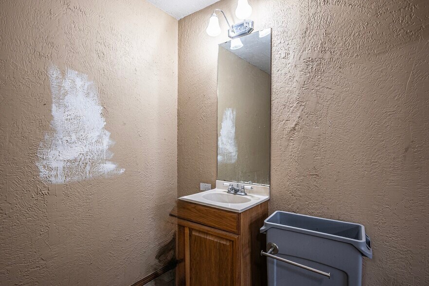 More Photos Of 11206 N Broadway Ave, Ada Warehouse For Sale