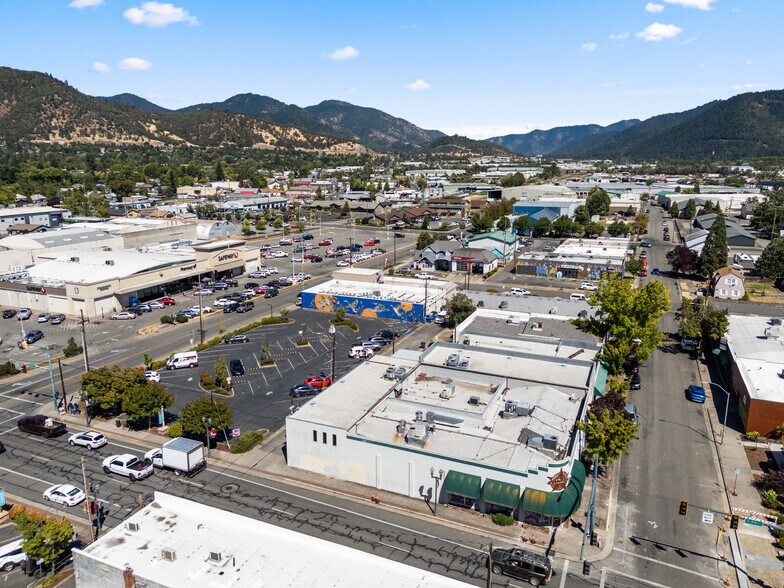 More Photos Of 237 SE G St, Grants Pass Storefront Retail Office For Sale