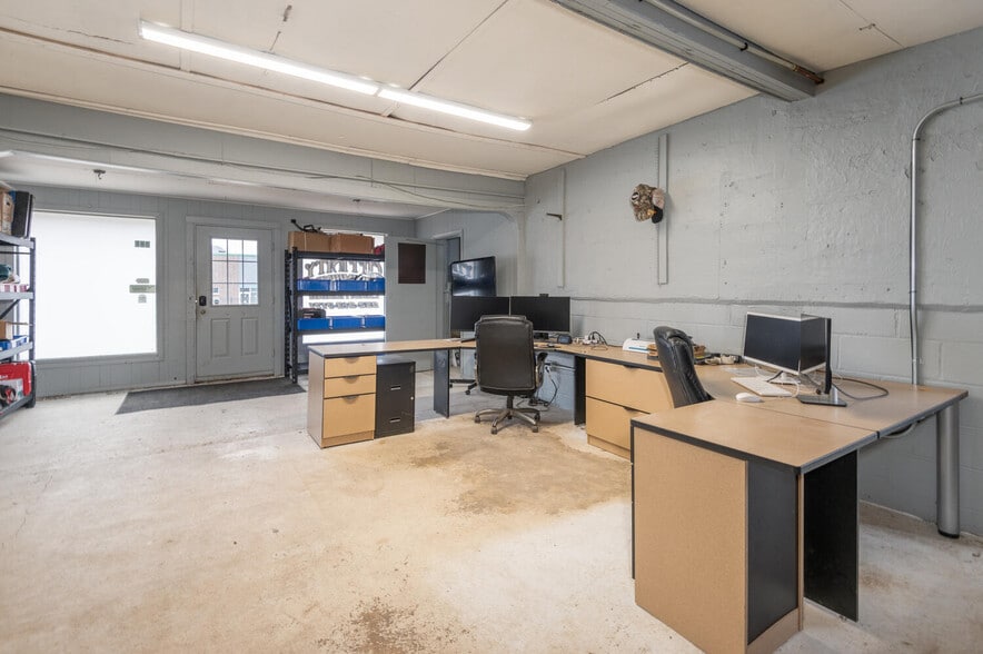 More Photos Of 936 1st Ave E, Shakopee Auto Repair For Sale