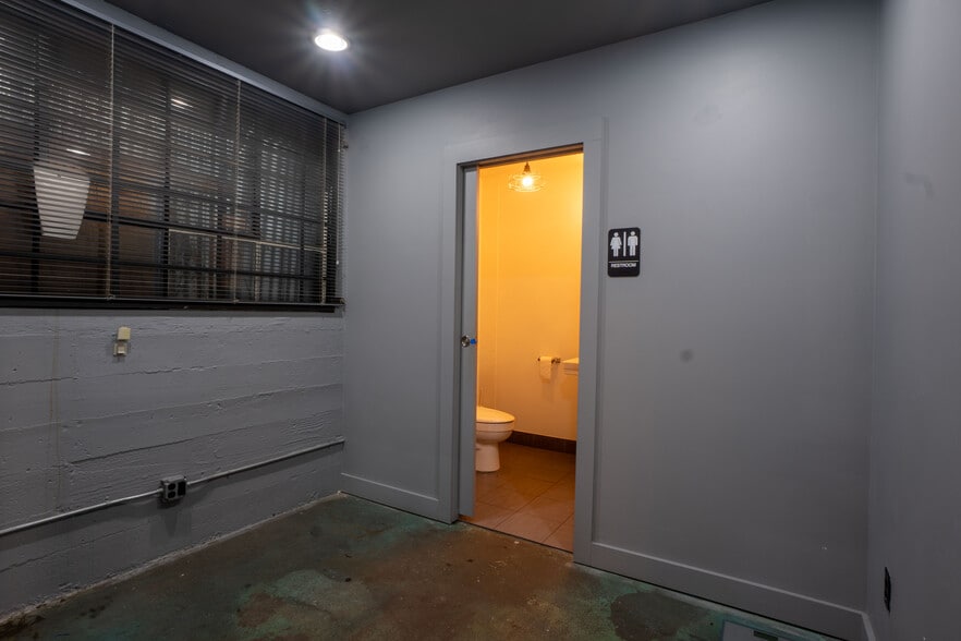 More Photos Of 2319 NE Glisan St, Portland Auto Dealership For Sale
