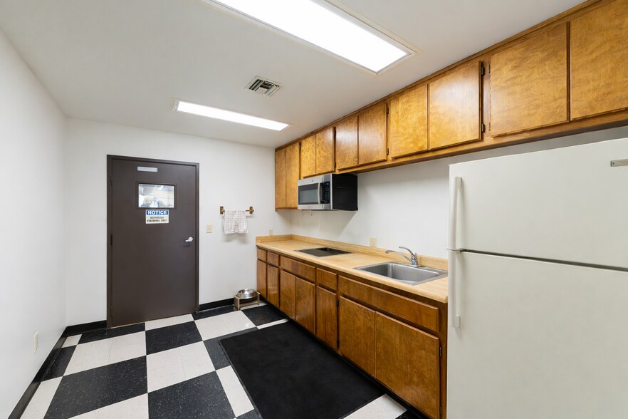 More Photos Of 20608 Earl St, Torrance Warehouse For Lease