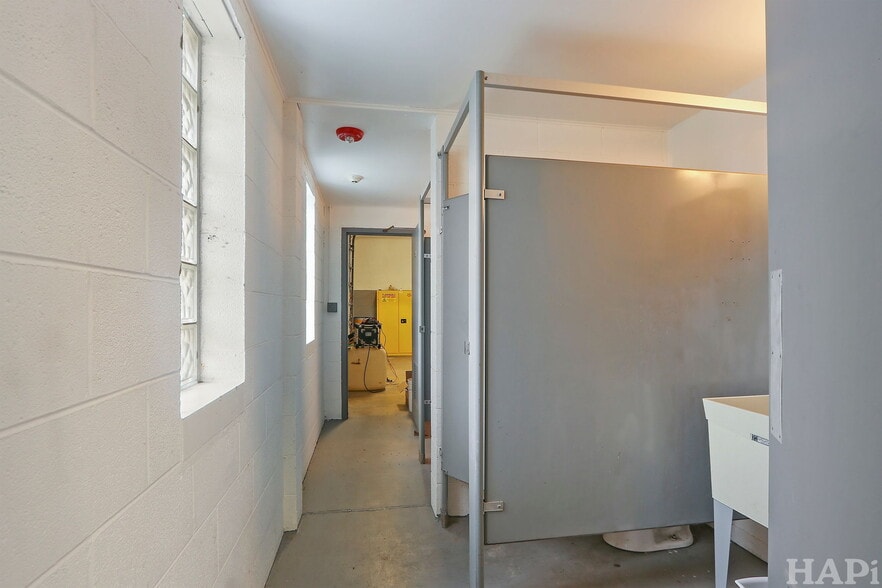 More Photos Of 1350 Chase St, Algonquin Manufacturing For Sale