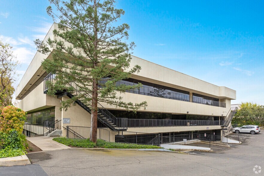 More Photos Of 2440 W Shaw Ave, Fresno Office For Lease