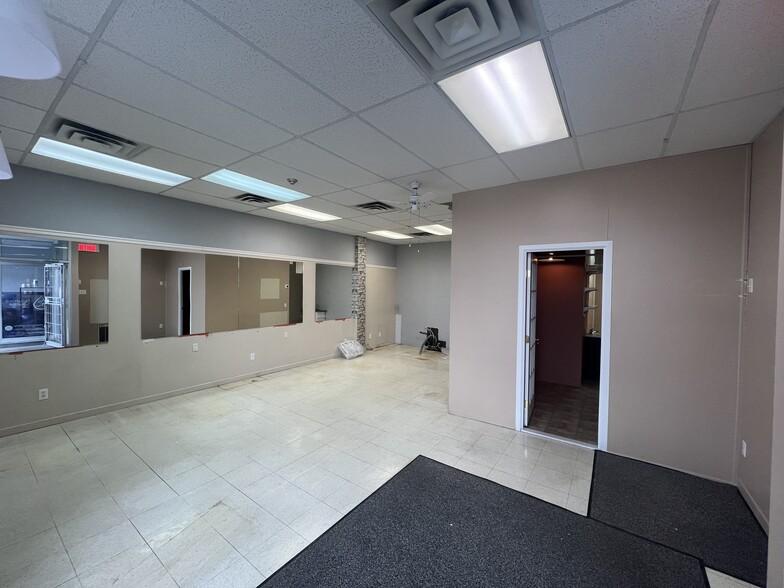 More Photos Of 548 Boul Laval, Laval General Retail For Lease