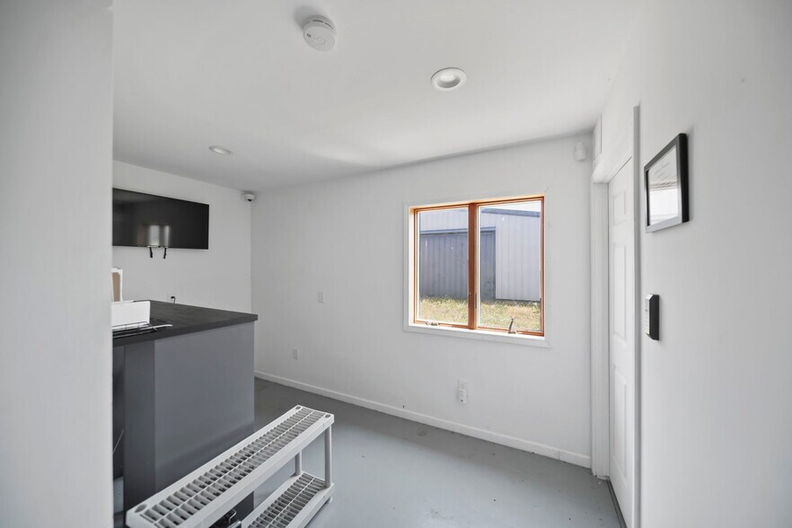 More Photos Of 15379 Howard Rd, Hanover Flex For Sale