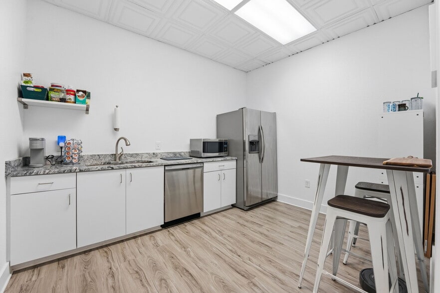 More Photos Of 5404 Hoover Blvd, Tampa Medical For Sale