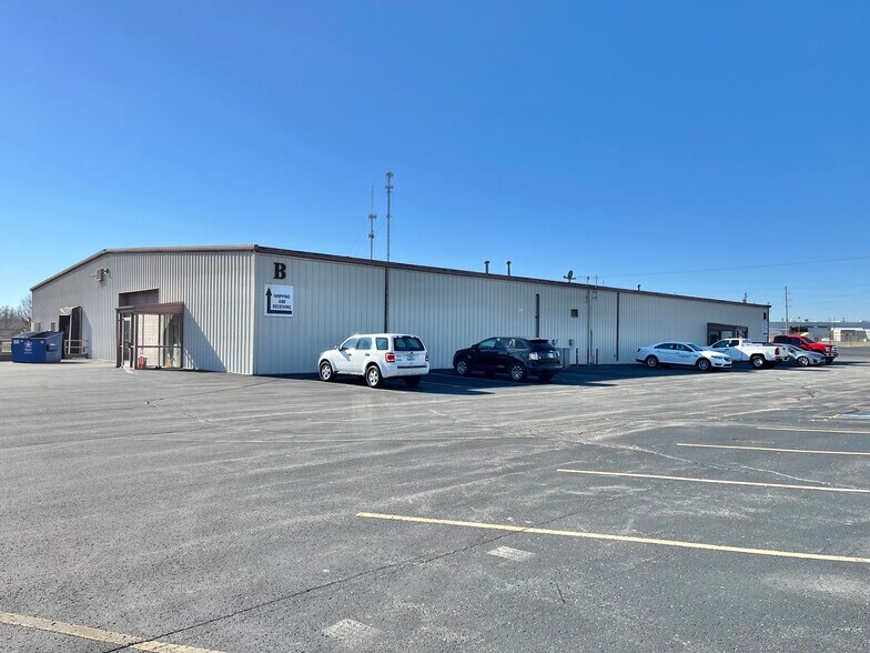 More Photos Of 1401 W Center St, Warsaw Light Distribution For Sale